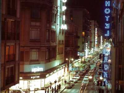 In quegli anni poi via Sparano non era ancora diventata zona pedonale ed era percorribile dalle macchine in entrambi i sensi. Gi� comunque all�epoca era questa la strada dei negozi. C�erano i grandi magazzini Upim, all�interno del palazzo della Rinascente ad angolo con via Piccinni...